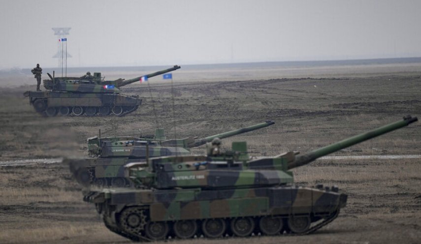 مسؤول فرنسي سابق يحذر من عواقب إرسال دبابات فرنسية إلى أوكرانيا