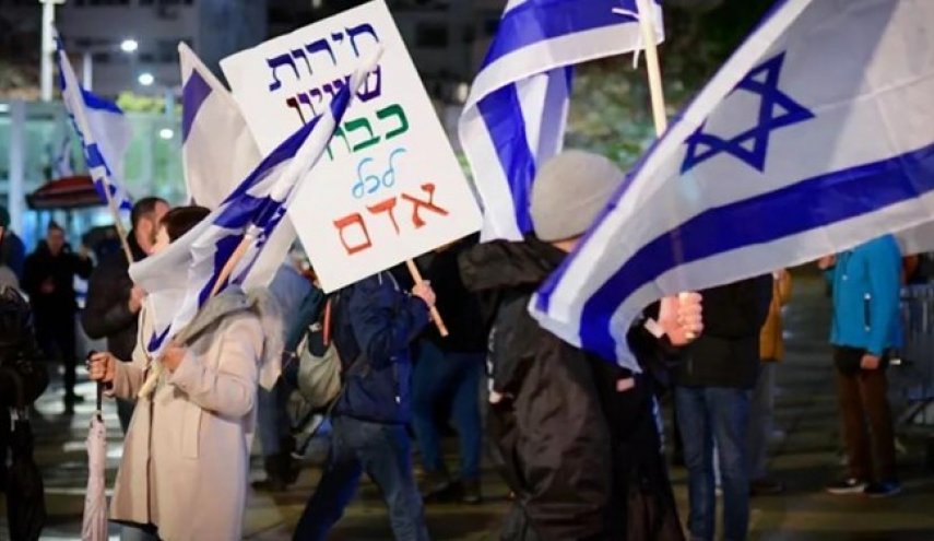 عشرات آلاف الإسرائيليين يحتجون على الاصلاحات القضائية في تل ابيب 

