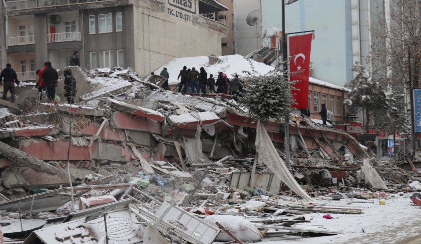 أردوغان:ارتفاع حصيلة ضحايا زلزال فجر اليوم في البلاد إلى 912 قتيلا و 5383 مصابا