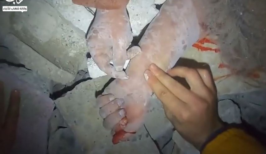 صحنه های دلخراش از لحظه نجات یک نوزاد شیر خواره سوری از زیر آوار +ویدیو