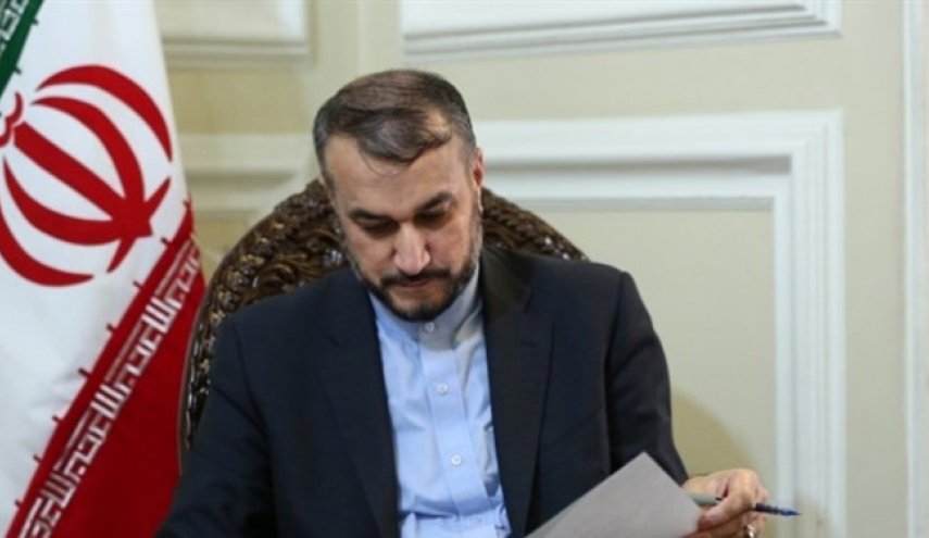 وزير الخارجية يستلم برقيات التهنئة بمناسبة ذكرى انتصار الثورة الاسلامية