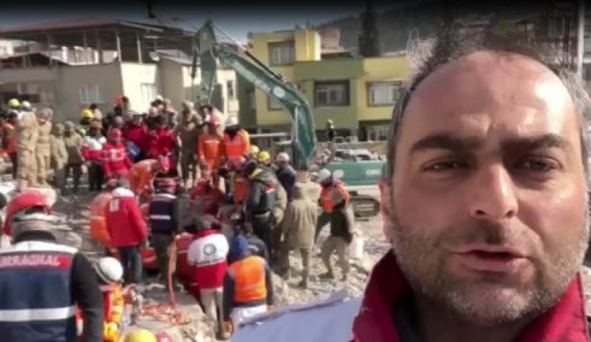  نجات معجزه‌آسای پدر و دختر خردسال بعد از ١٣٠ ساعت از زير آوار در ترکیه+ویدیو