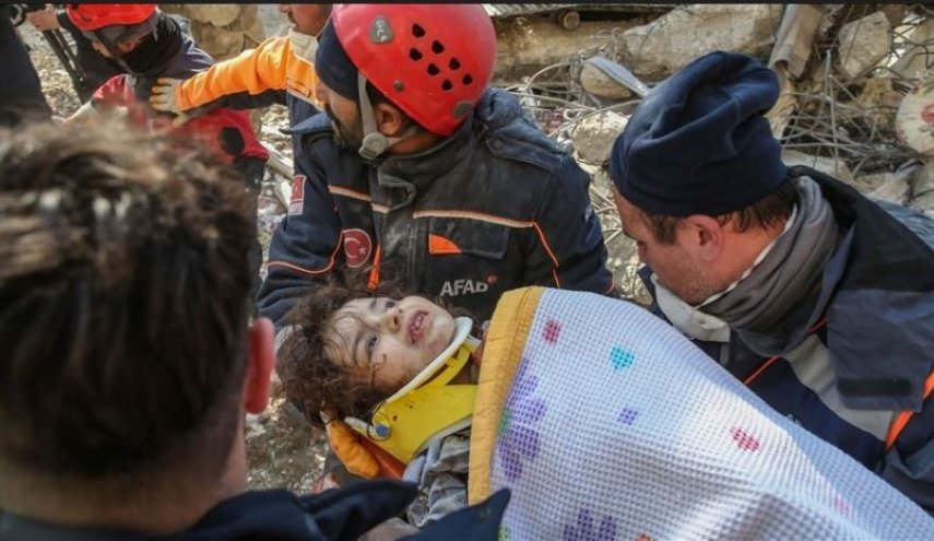 إنقاذ طفلة من أنقاض الزلزال بعد 131 ساعة فی ترکیا