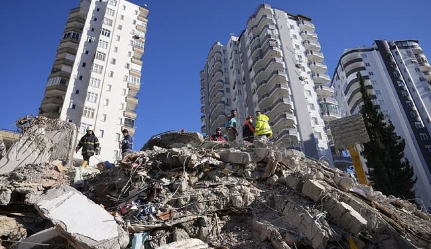 ترکیه 6 روز پس از زمین‌لرزه اخیر، دستگیری پیمانکاران ساختمانی را آغاز کرد