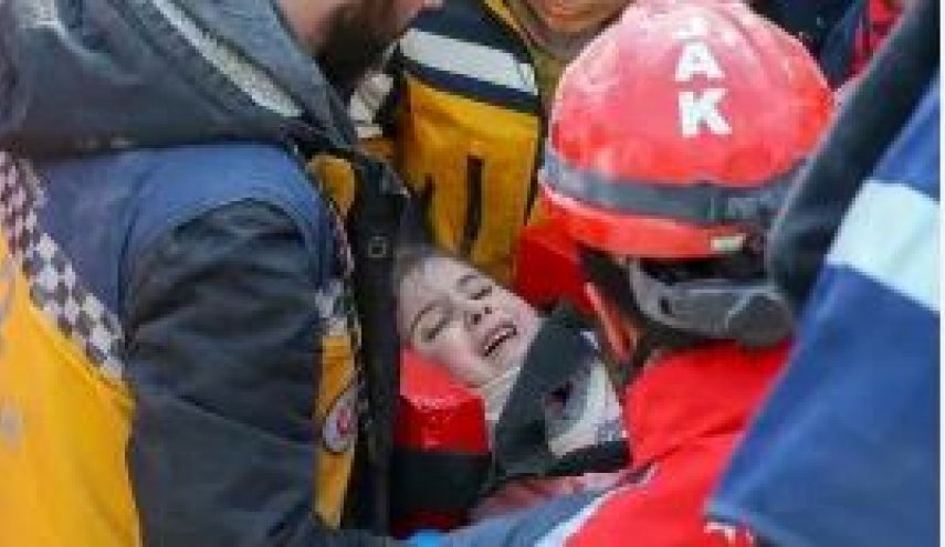 تركيا .. انتشال طفل على قيد الحياة من تحت الأنقاض 