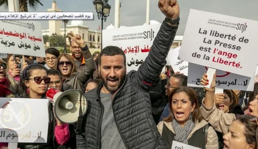 الصحفيون في تونس : 