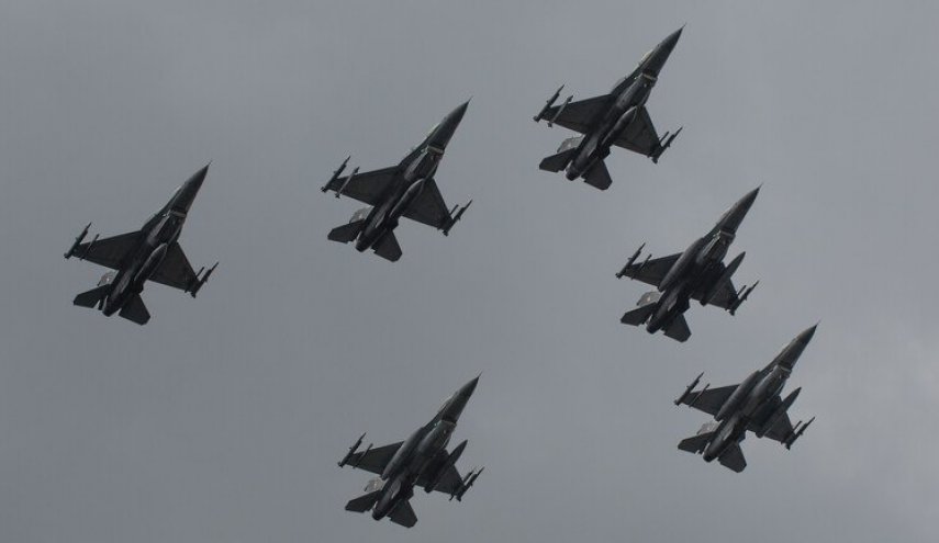 لهستان: ما به اوکراین جنگنده‌های میگ می‌دهیم/ آماده تحویل F-16 به اوکراین نیستیم

