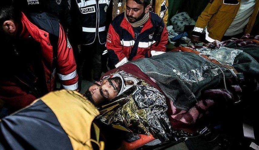 نجات مردی از زیر آوار زلزله ترکیه 