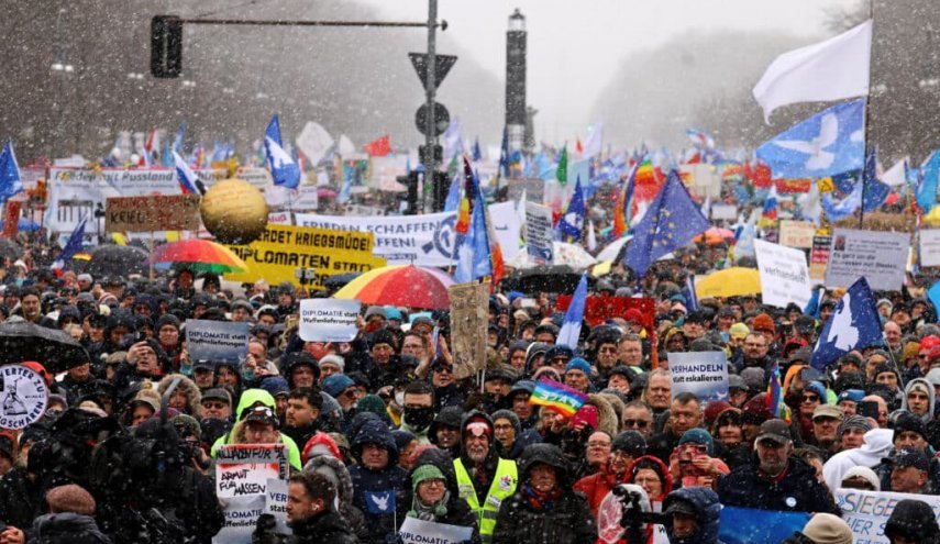 آلاف الأشخاص يتظاهرون في برلين احتجاجا على توريد الأسلحة لأوكرانيا