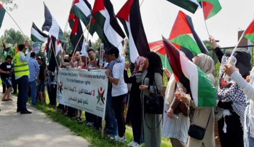 تظاهرات فلسطینیان در رام الله در محکومیت مشارکت تشکیلات خودگردان در نشست عقبه