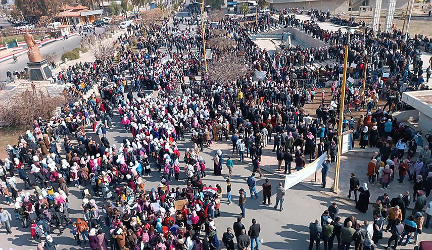 شاهد بالصور.. وقفة احتجاجية لاهالي درعا للمطالبة برفع العقوبات عن سوريا  