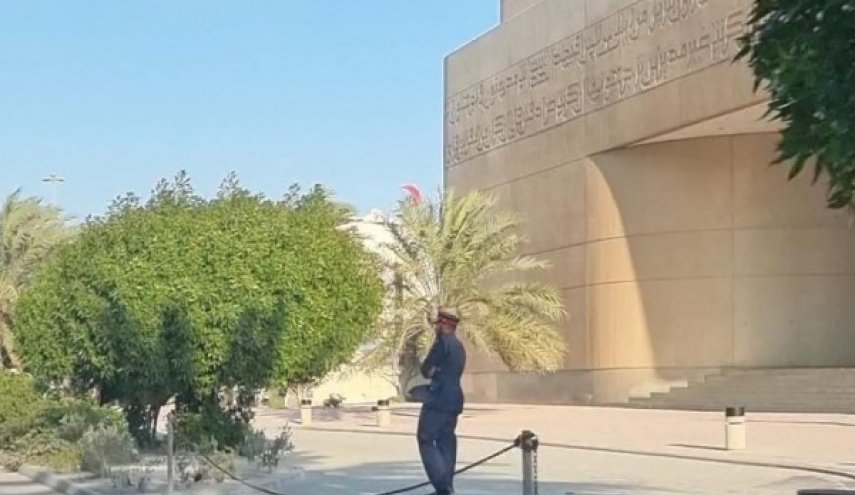 الأمن البحریني يعتقل مواطنين وتمنع آخرين من الاعتصام عند بيت القرآن