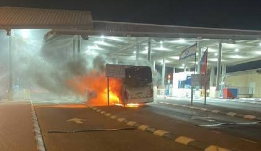 زخمی شدن چند صهیونیست و آتش گرفتن اتوبوس شهرک نشینان در کرانه باختری