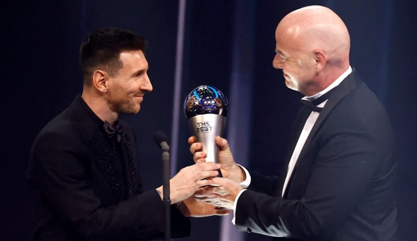 ميسي يفوز بجائزة الفيفا كأفضل لاعب لكرة القدم في العالم 