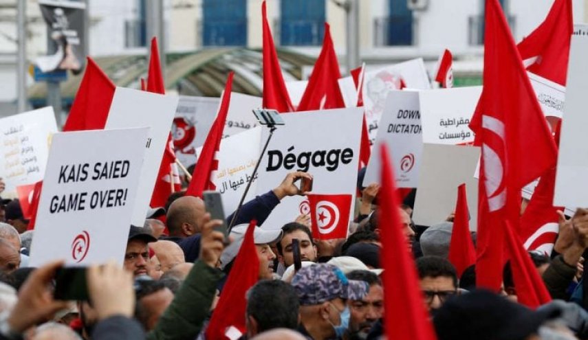 اتحاد الشغل بتونس يتظاهر ضد سعيّد.. والأخير يحذّر من مشاركة الأجانب 
