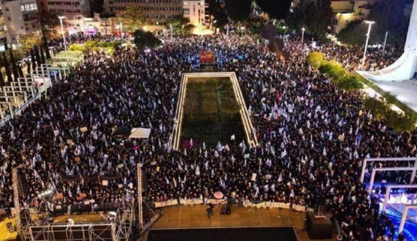 هزاران نفر از مخالفان نتانیاهو به خیابان‌های تل‌آویو آمدند
