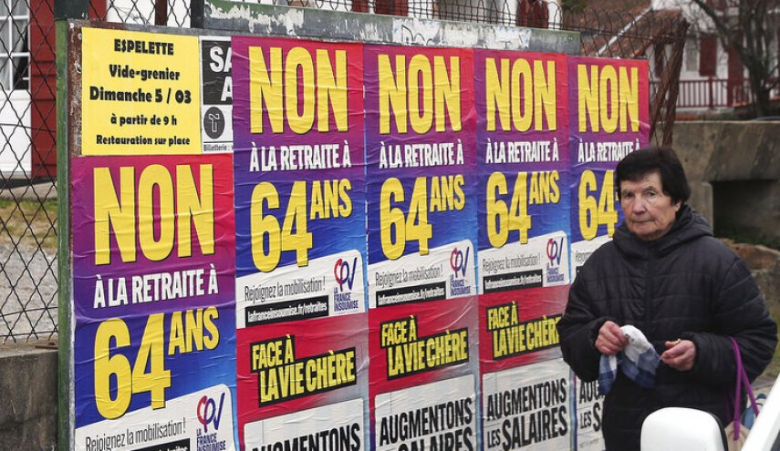 نقابات تتوعد بشل الاقتصاد الفرنسي وسط معركة 