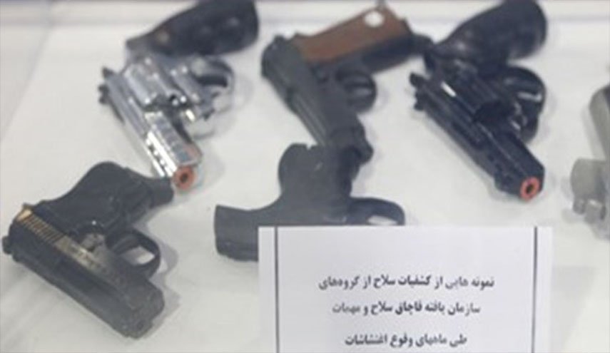 الامن الايرانية تعرض المعدات التي استخدمها مثيرو الشغب في الأحداث الأخيرة