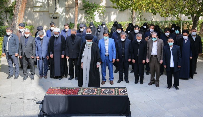قائد الثورة يقيم صلاة الميت على جثمان المرحوم 'حسن غفوري فرد'