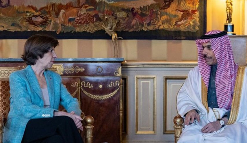 رایزنی وزرای خارجه عربستان و فرانسه درباره تحولات بین‌المللی