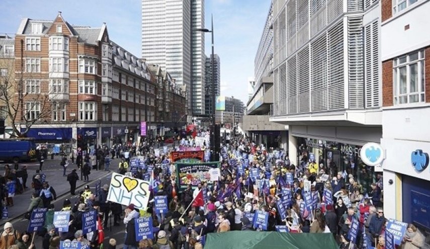 احتجاجات في بريطانيا تضامنا مع العاملين في الرعاية الصحية

