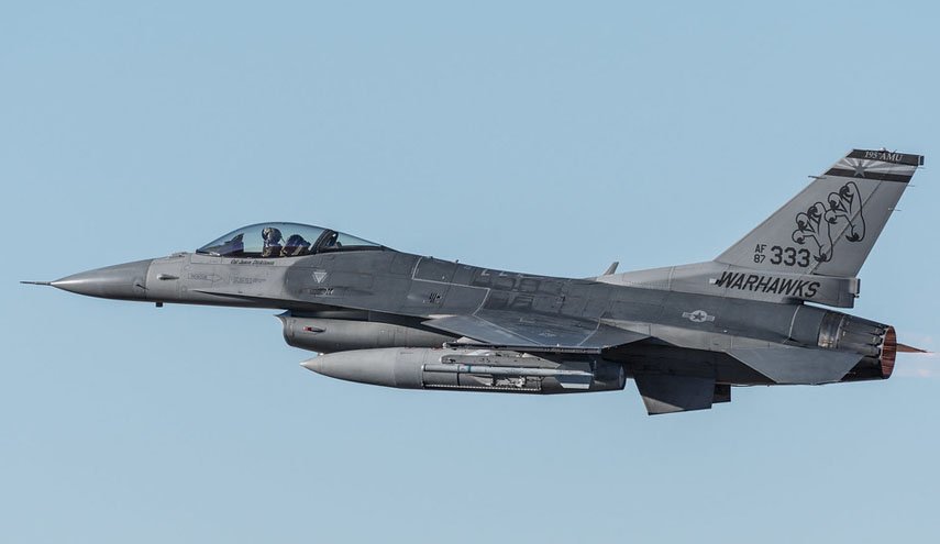 بحرین اولین هواپیمای پیشرفته جت جنگی اف-۱۶ را از آمریکا تحویل گرفت