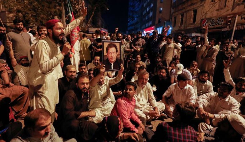 درگیری خشونت آمیز در نا‌آرامی‌های گسترده پاکستان همزمان با تلاش برای بازداشت عمران خان