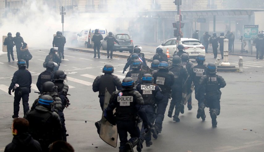الشرطة الفرنسية تعتقل العشرات في مظاهرات ضد قانون التقاعد