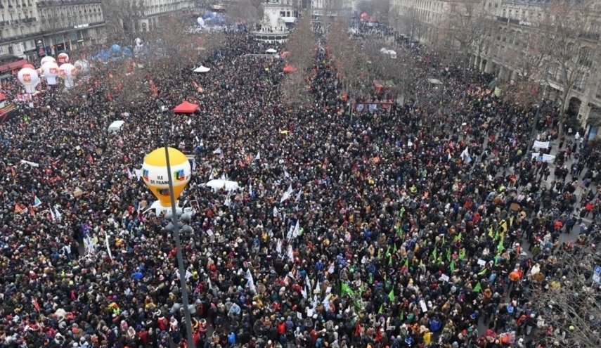 محتجون يتوافدون إلى شوارع باريس بعد سقوط اقتراحي حجب الثقة عن الحكومة