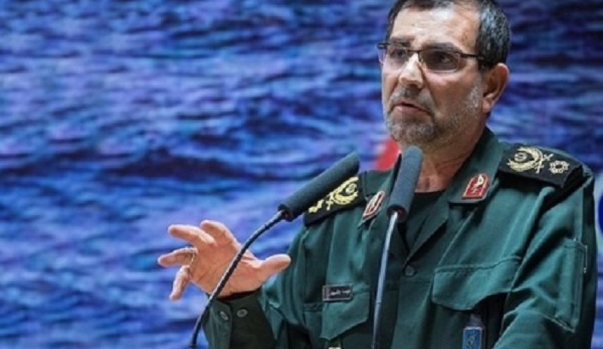 قائد القوة البحرية للحرس الثوري يتفقد جزر نازعات في الخليج الفارسي