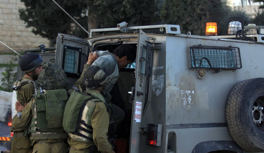 قوات الاحتلال تعتقل عددًا من المواطنين الفلسطينيين من الضفة الغربية