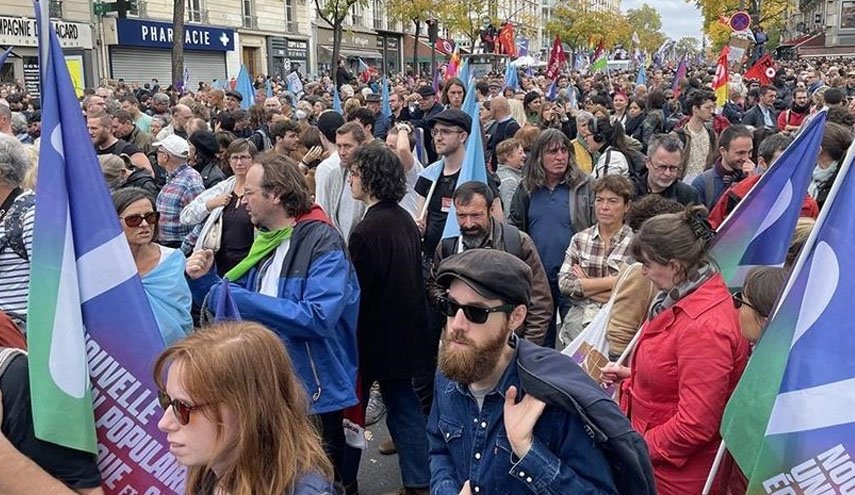 موج اعتراضات سراسری در فرانسه پس از تأکید ماکرون بر اجرای قانون جدید بازنشستگی