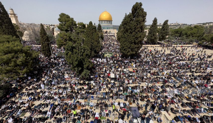 حماس تشيد بالحشود الكبيرة في المسجد الأقصى
