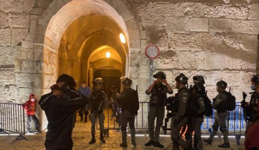 الشرطة الصهيونية تطرد المعتكفين داخل المسجد الأقصى 
