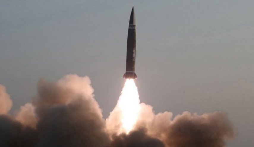 كوريا الشمالية تطلق صاروخا باليستيا واليابان تحذر من صاروخ ثان

