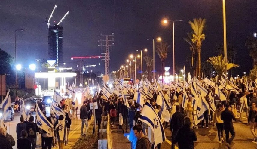 اعتراضات گسترده در تل آویو  به دنبال برکناری وزیر جنگ رژیم صهیونیستی
