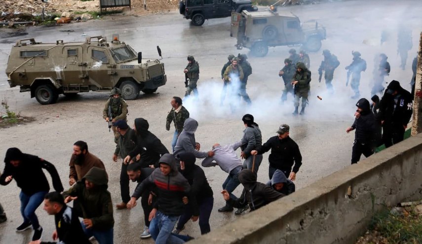 6 إصابات واعتقال 5 مواطنين خلال اعتداءات الاحتلال ومستوطنيه جنوب نابلس
