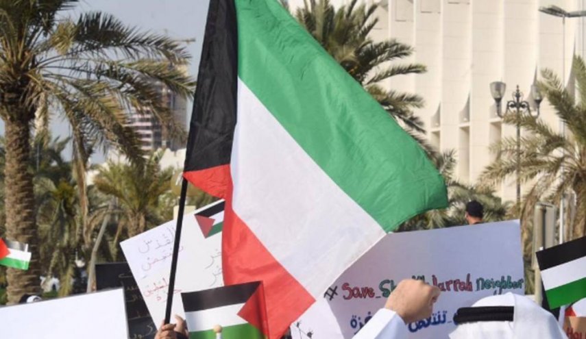 مأزق سياسي في الكويت..مواطنون وناشطون سياسيون يتظاهرون رفضا لحل البرلمان

