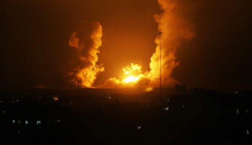 بالفيديو والصور...الاحتلال يقصف قطاع غزة والفصائل الفلسطينية ترد برشقات صاروخية 