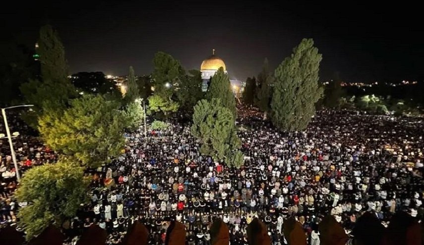 حضور ۱۴۰ هزار نمازگزار فلسطینی در مسجدالاقصی به رغم محدودیت های رژیم صهیونیستی 