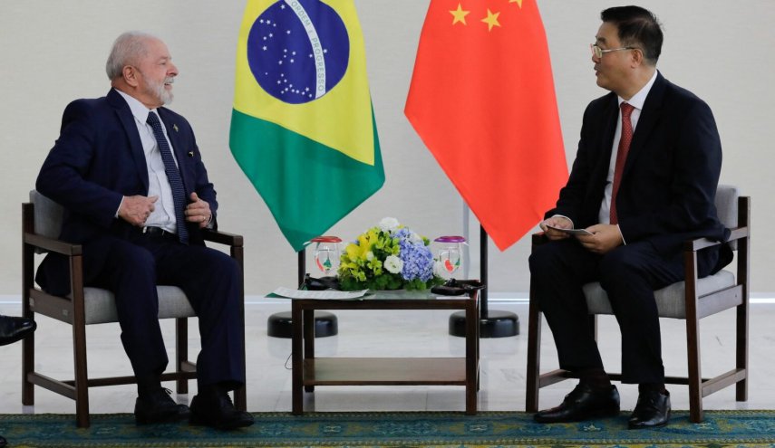 البرازيل والصين توقعان 20 اتفاقية اقتصادية وخبير: البلدان سيدفنان الدولار