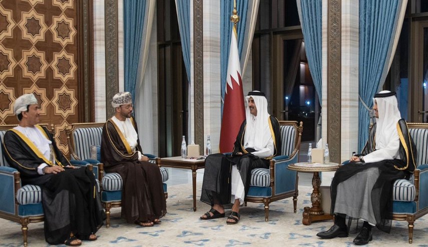 أمير قطر يستقبل وزير الخارجية العماني