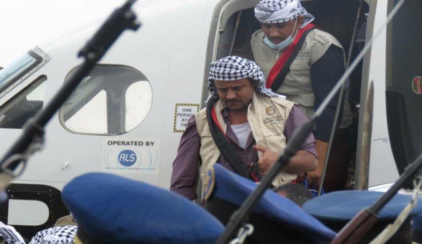 وصول طائرة تقل 48 أسيرا محررا إلى مطار صنعاء