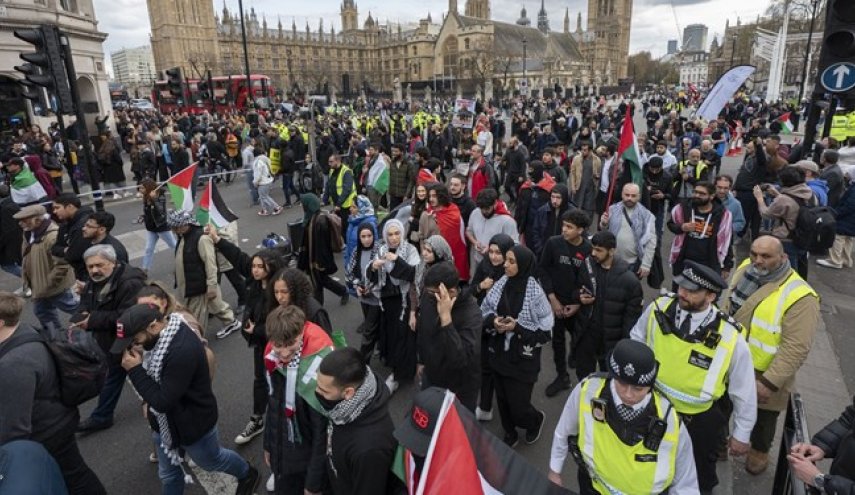 هزاران نفر در لندن علیه جنایات رژیم صهیونیستی تظاهرات کردند+فیلم