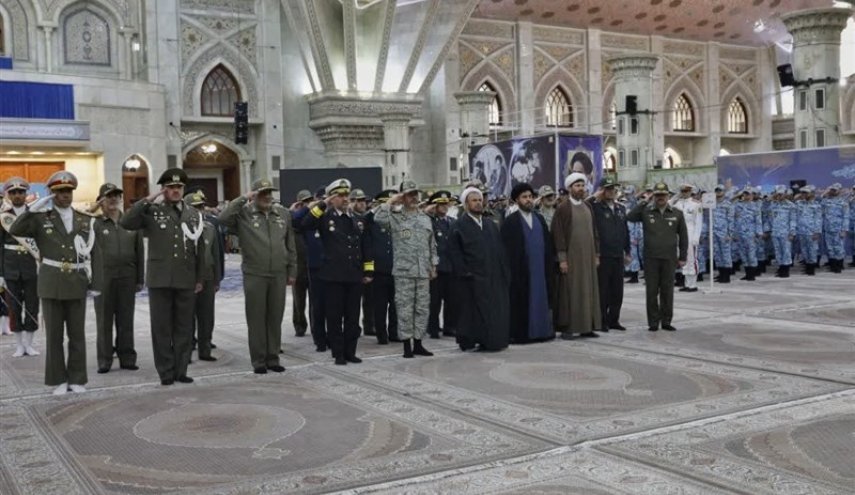قادة الجيش الإيراني يجددون العهد مع الإمام الراحل (رض)