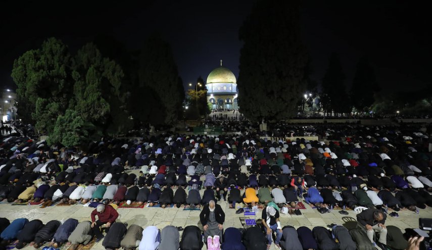 الآلاف يتوافدون إلى الأقصى لإحياء ليلة الـ27 من رمضان