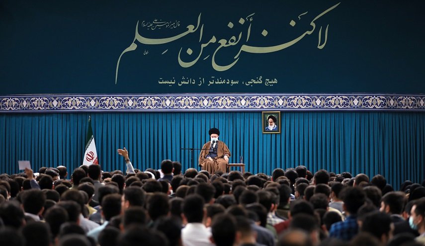 قائد الثورة الإسلامية يستقبل جمعا غفيرا من طلاب الجامعات +صور