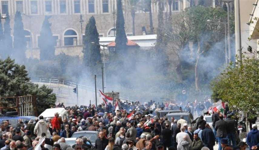 إطلاق القنابل المسيلة للدموع على المتقاعدين العسكريين في بيروت