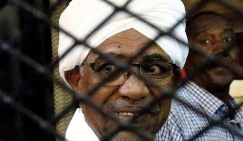 دعوات للتظاهر في السودان لوقف الاقتتال وأنباء عن نقل عمر البشير إلى مستشفى عسكري 