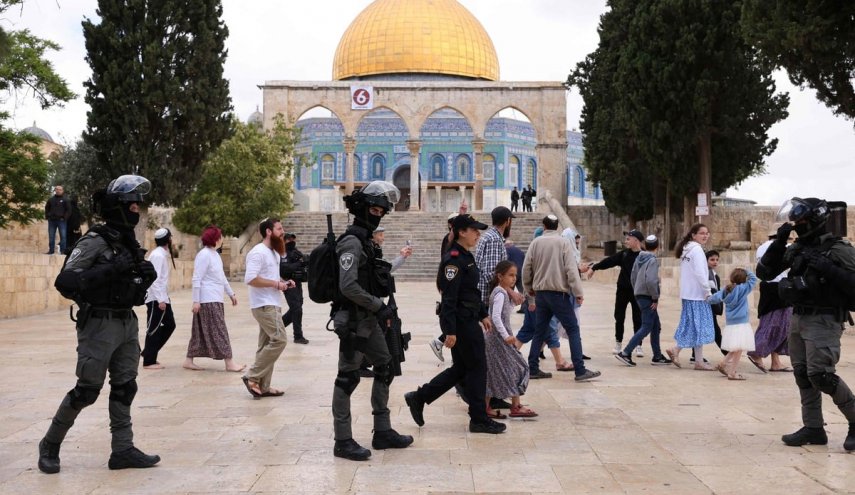 بحماية قوات الاحتلال.. عشرات المستوطنين يقتحمون المسجد الأقصى